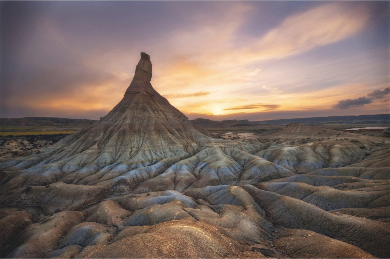 Castildetierra al atardecer en las Bardenas Reales