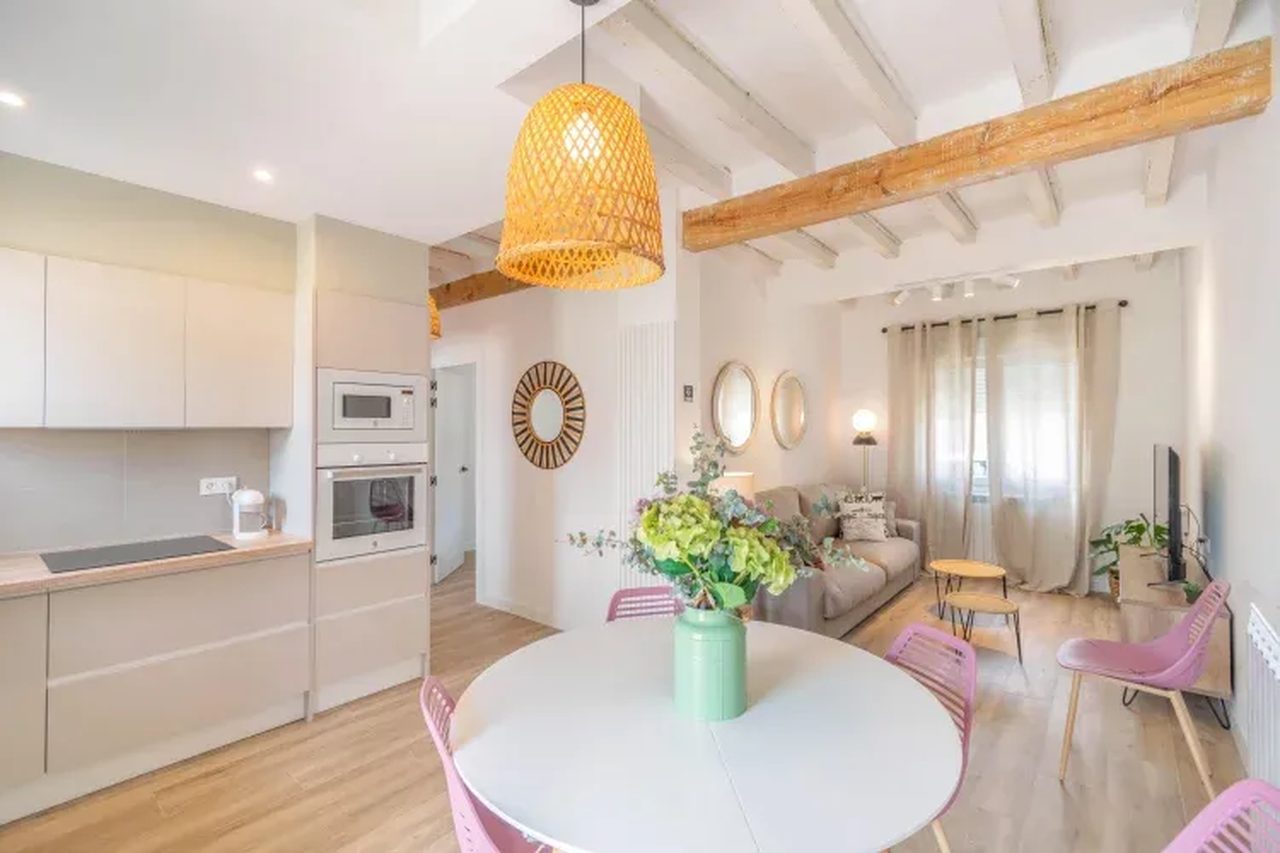 Salón-comedor con vigas de madera