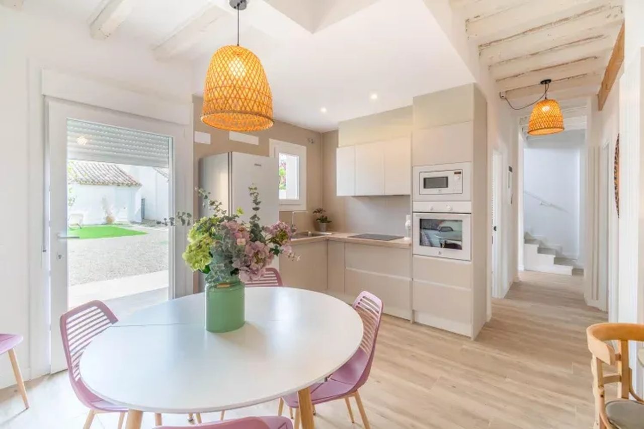 Salón con sofá y TV