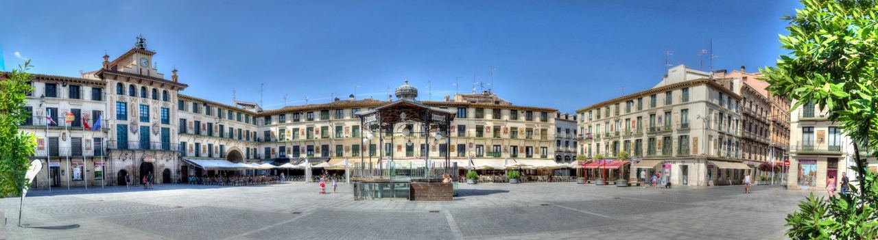 Plaza de los Fueros de Tudela en día despejado