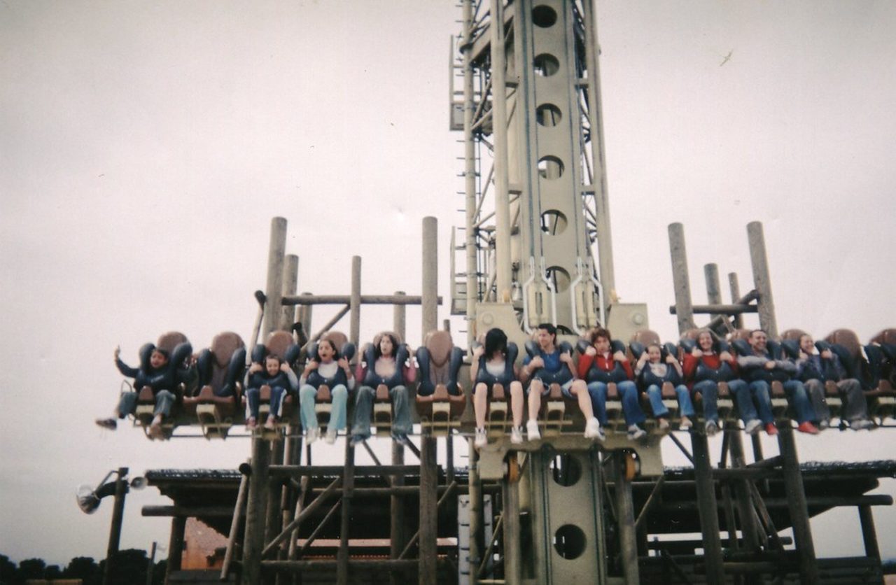 Personas en una atracción de caída libre en Sendaviva